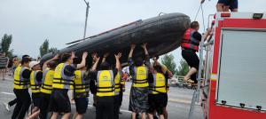 帶上沖鋒舟，大家一起風雨同舟！